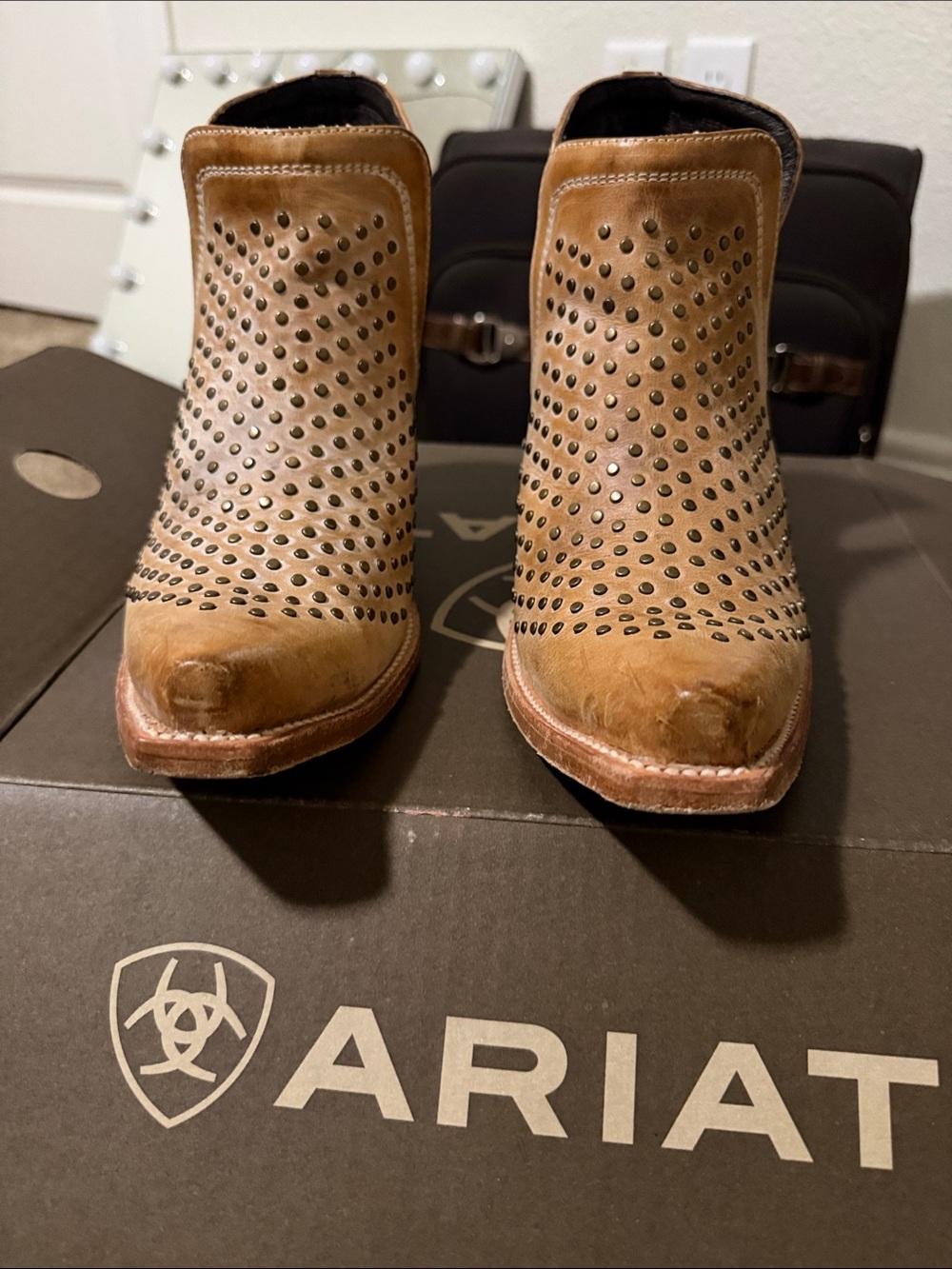 Ariat Dixon Studs 9.5 Ankle Boots in Old West Tan
